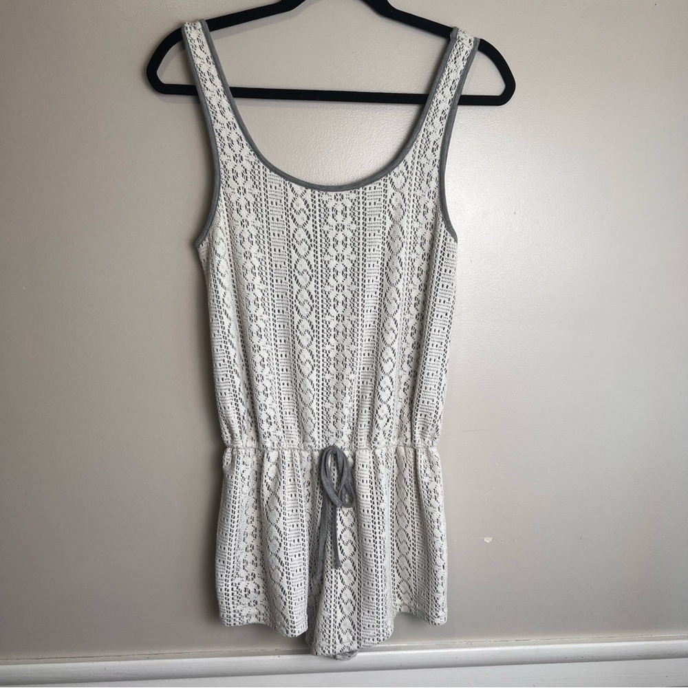 Forever 21 Heather Gray & Cream Lace Sleeveless Romper Size Small EUC